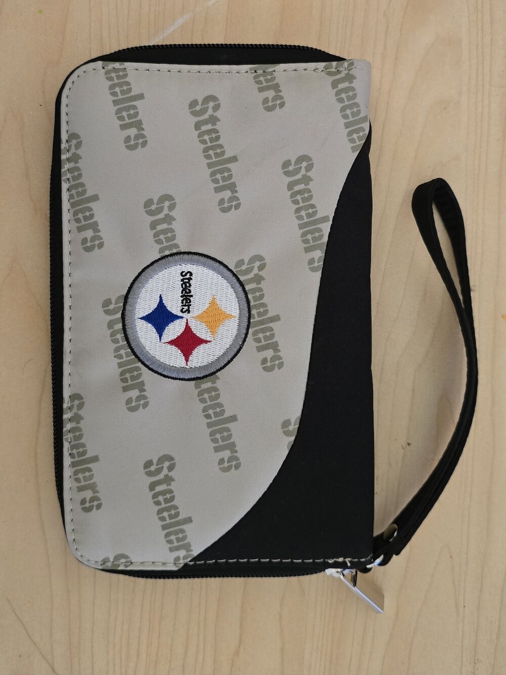 Pittsburgh Steelers Black & Gray Wristlet Wallet